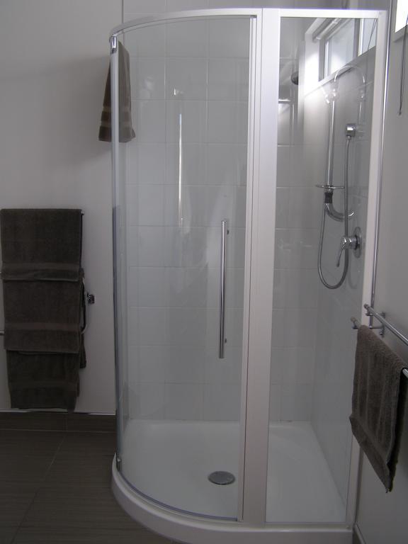 Bellano Motel Suites Christchurch Værelse billede A shower enclosure
