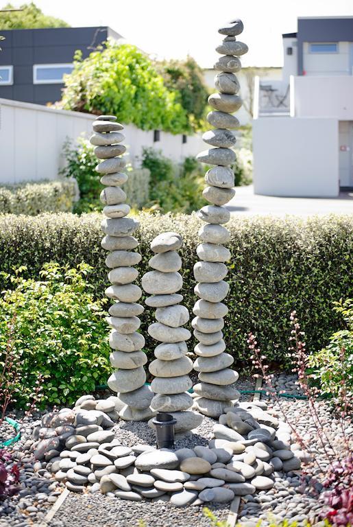 Bellano Motel Suites Christchurch Eksteriør billede A stone cairn