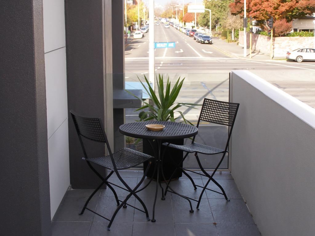 Bellano Motel Suites Christchurch Eksteriør billede A balcony