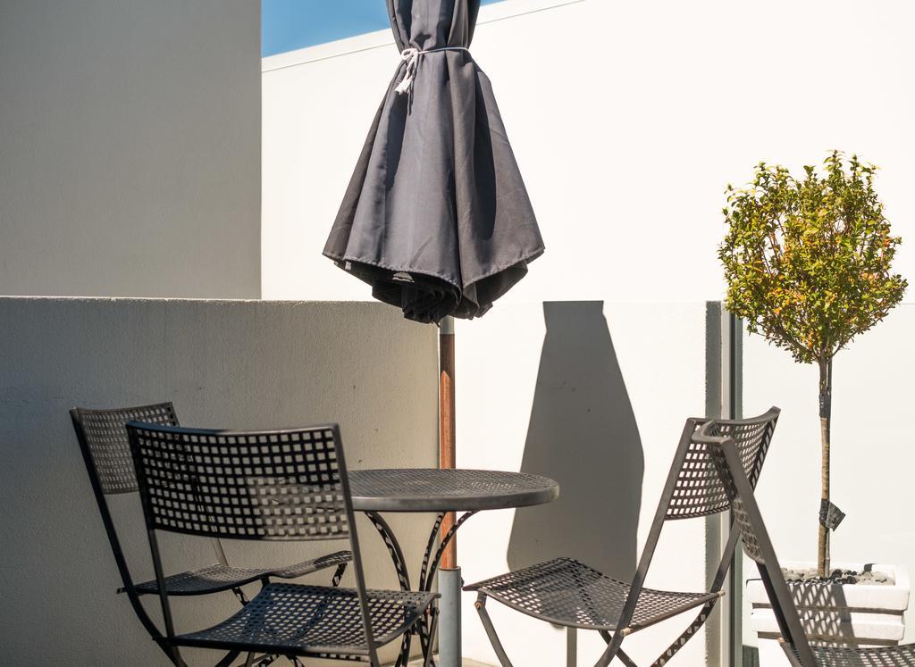 Bellano Motel Suites Christchurch Eksteriør billede A patio set