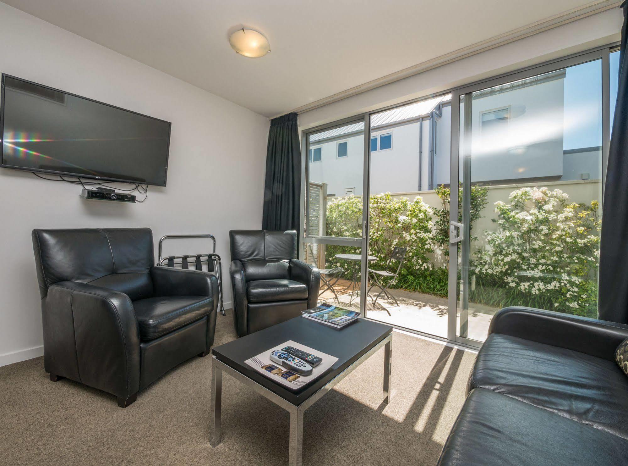 Bellano Motel Suites Christchurch Eksteriør billede Living room at the hotel
