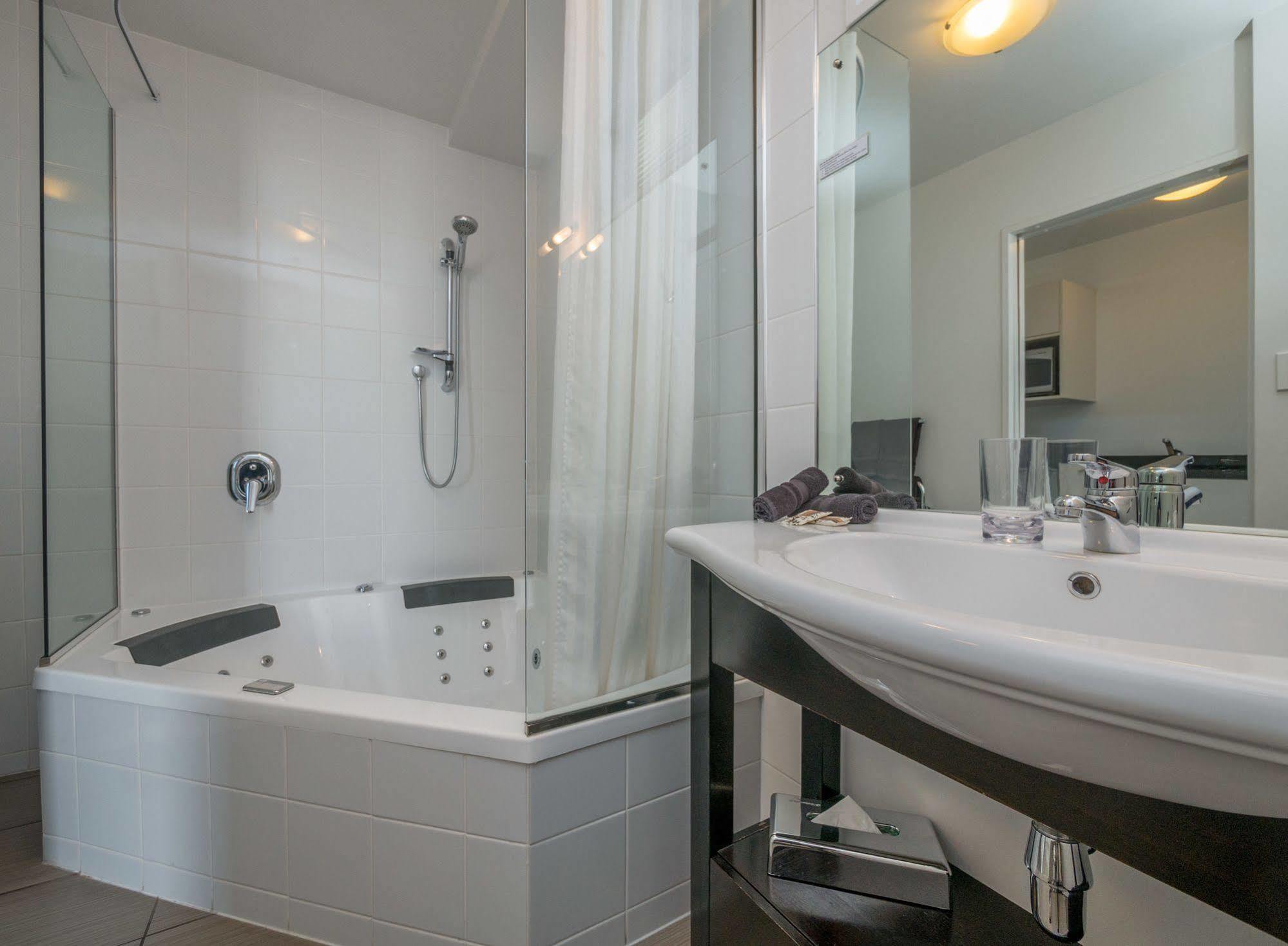Bellano Motel Suites Christchurch Eksteriør billede A shower bath