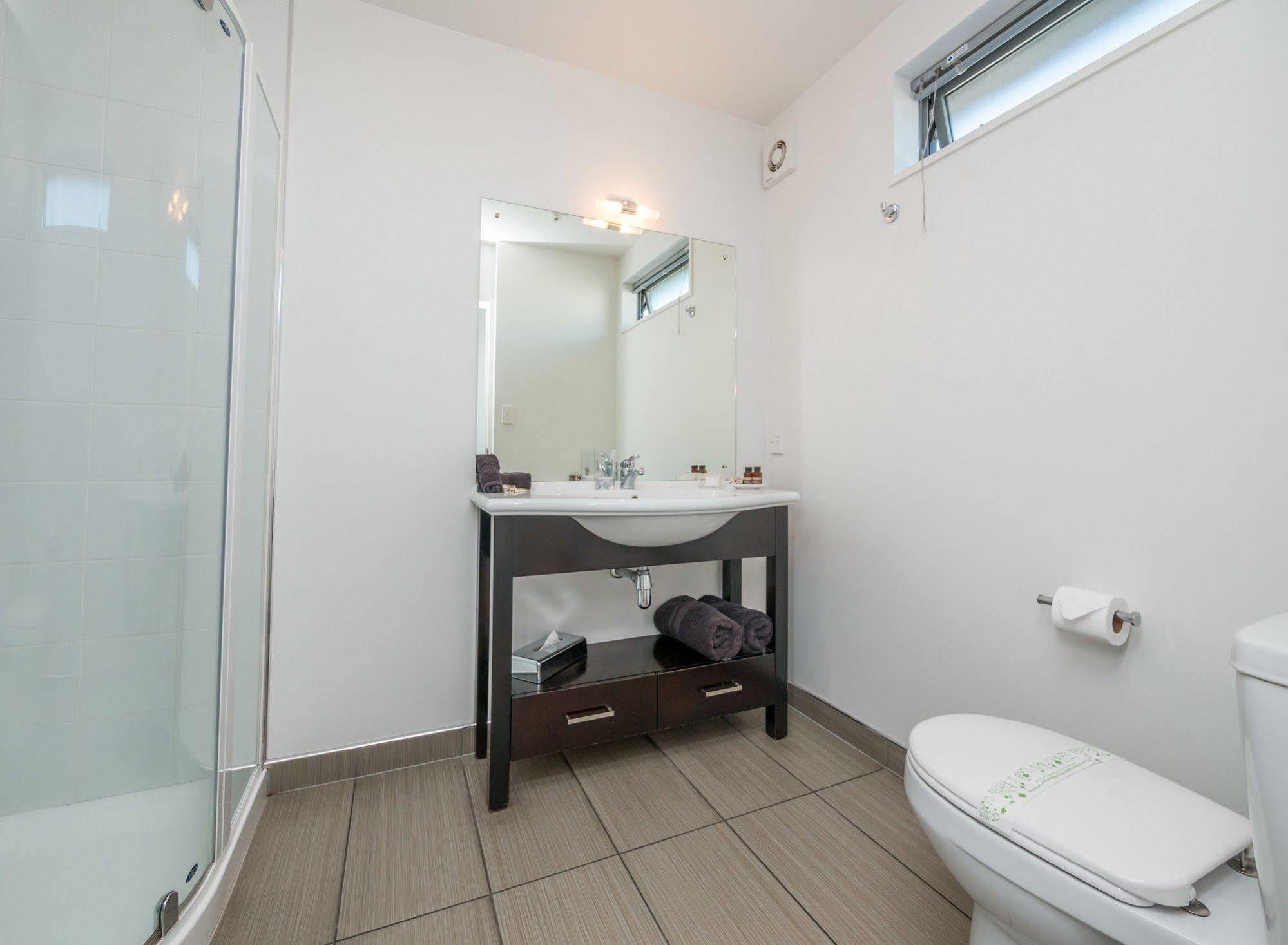 Bellano Motel Suites Christchurch Eksteriør billede Bathroom