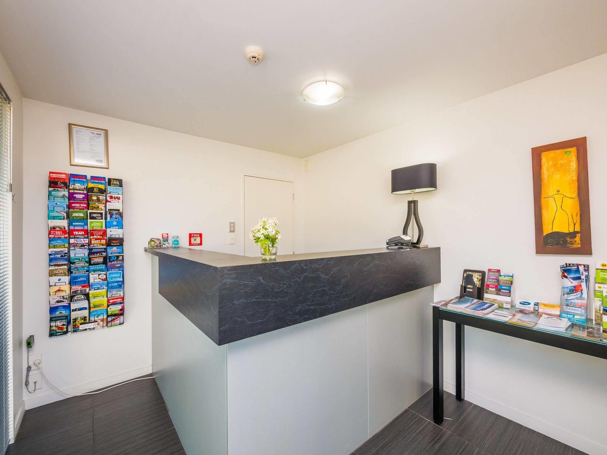 Bellano Motel Suites Christchurch Eksteriør billede Reception at the hostel