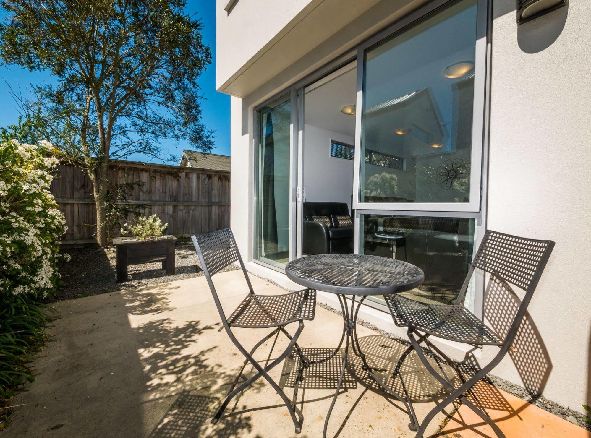 Bellano Motel Suites Christchurch Eksteriør billede A patio in a house