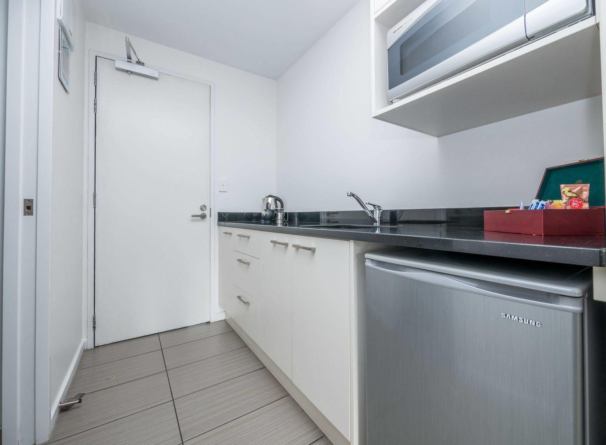 Bellano Motel Suites Christchurch Eksteriør billede A kitchenette in a hotel room